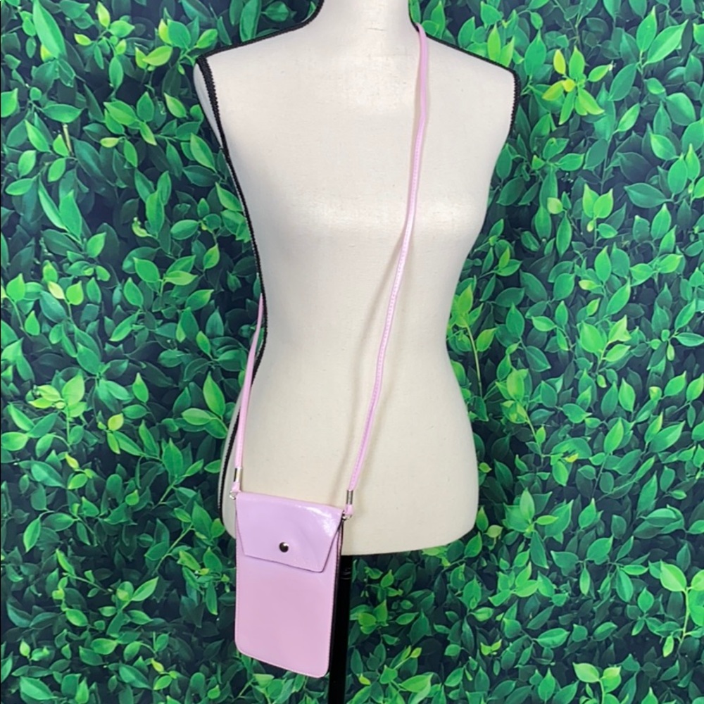 Crossbody faux leather bag.